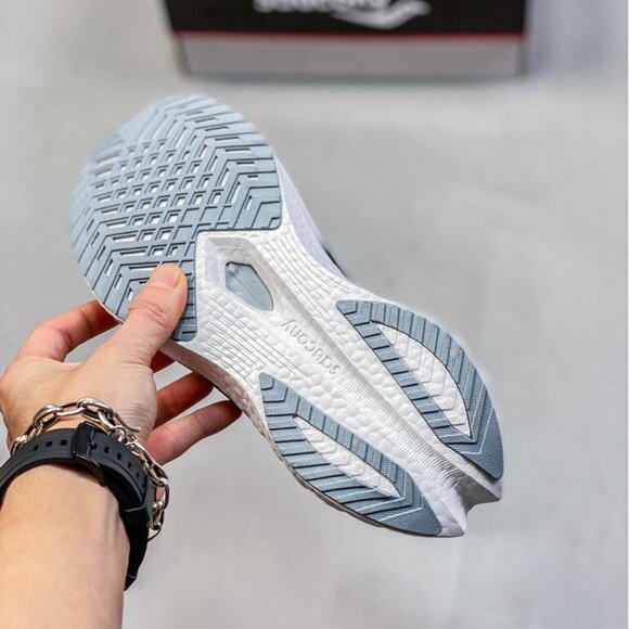 Saucony Triumph 20 Cushioning Gray Sneakers main image 5